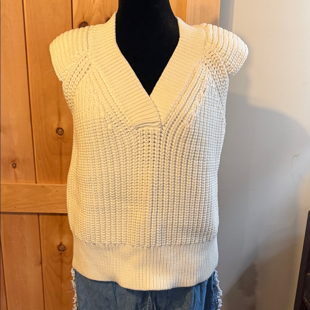 Banana Republic Cream V-Neck Sleeveless Sweater for Women